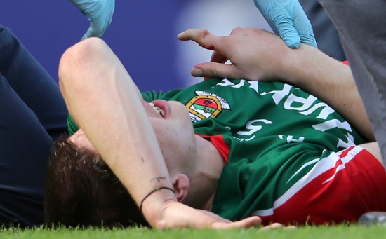 футболист-сломал-палец