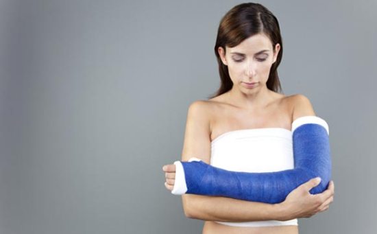 у-женщины-загипсована-левая-рука