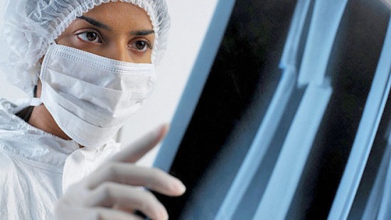 врач-смотрит-снимок-перелома