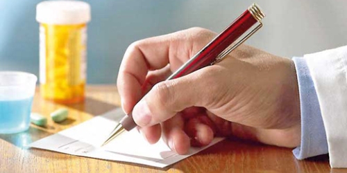 врач-выписывает-рецепт